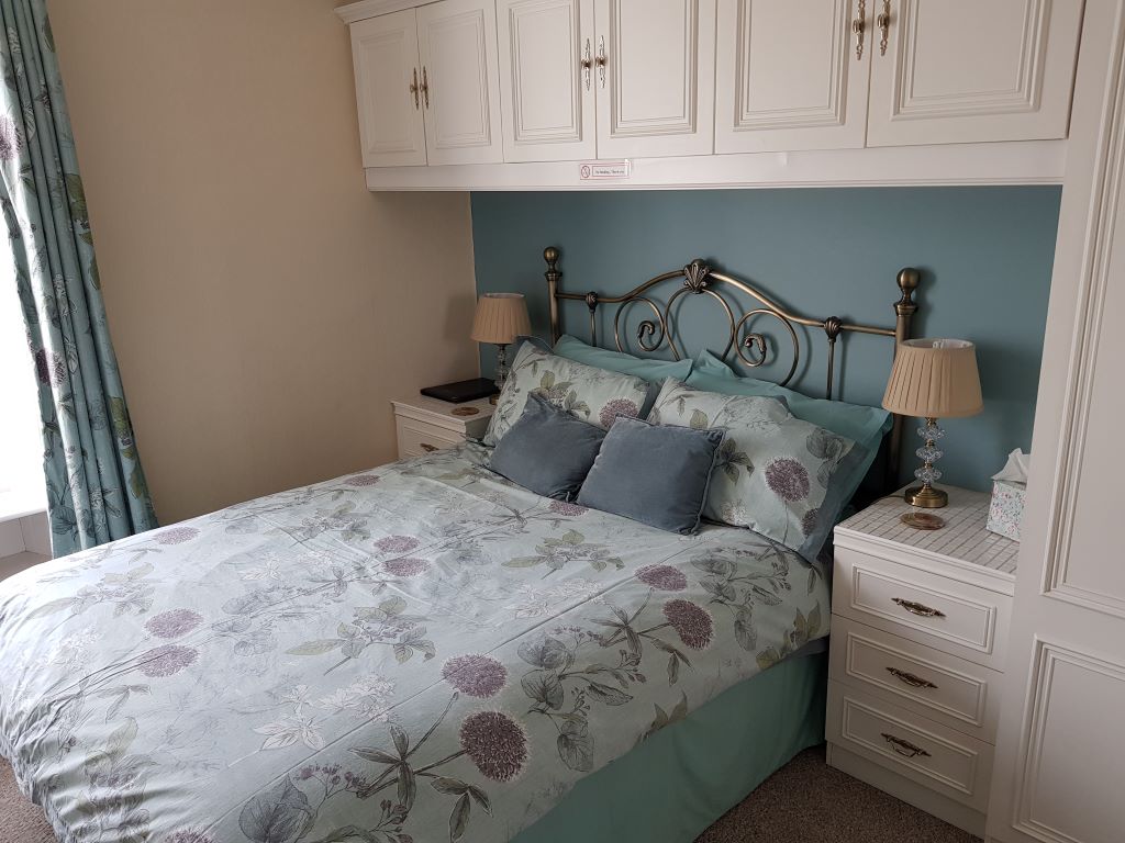 Turquoise room small double room with en-suite shower room, includes toiletries, hairdryer m, tv and hospitality tray including homemade