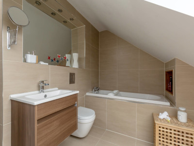 Carlton Ensuite with bath